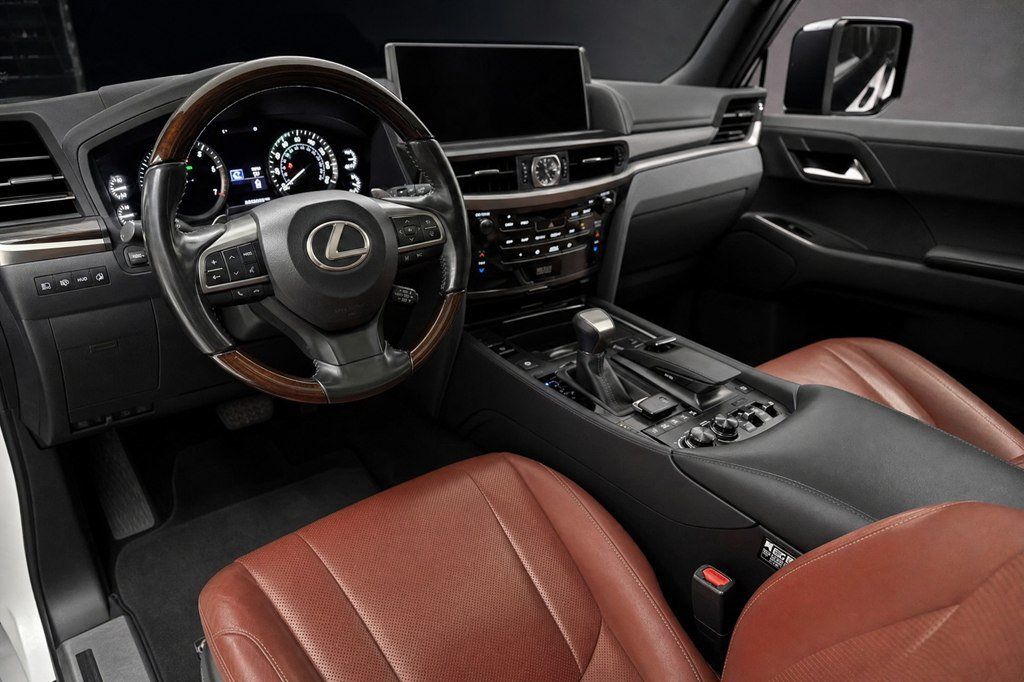 Used 2020 Lexus LX 570 4WD w/ Luxury Package image 23