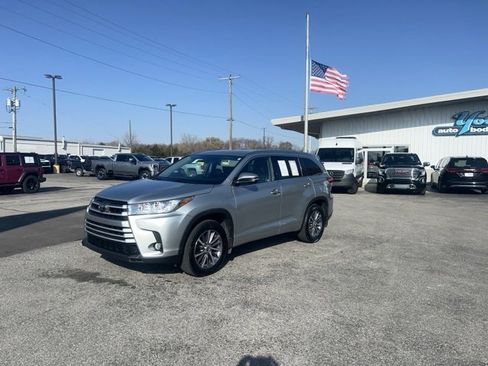 Used 2018 Toyota Highlander XLE image 2