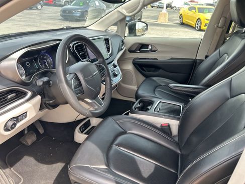 Used 2023 Chrysler Pacifica Touring-L FWD image 13
