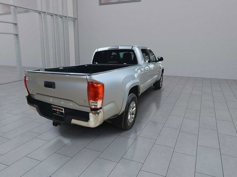 Used 2019 Toyota Tacoma SR5 AWD/4WD image 8