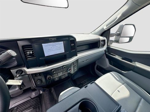 Used 2025 Ford F550 4x4 Crew Cab Super Duty image 8