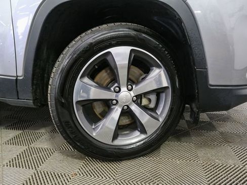 Used 2019 Jeep Cherokee Limited AWD/4WD image 16