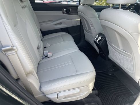 Certified 2022 Kia Sorento S w/ Panoramic Sunroof Package AWD/4WD image 26