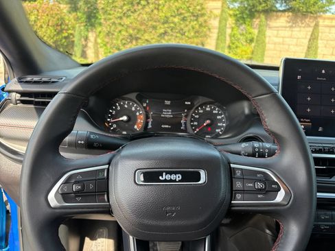 Used 2025 Jeep Compass Trailhawk AWD/4WD image 27