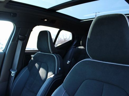 Used 2025 Volvo XC40 B5 Plus image 15