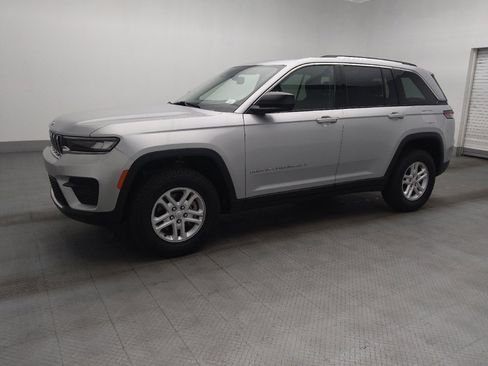 Used 2023 Jeep Grand Cherokee Laredo AWD/4WD image 2