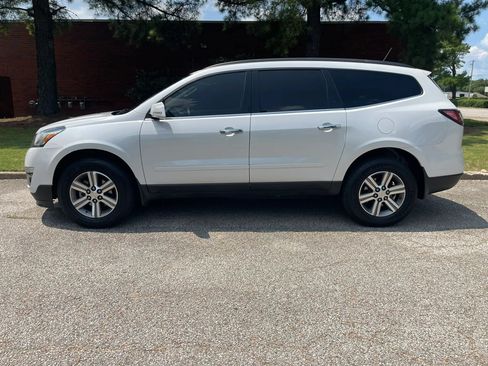 Used 2017 Chevrolet Traverse LT FWD image 2