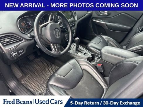 Used 2019 Jeep Cherokee Latitude Plus w/ Cold Weather Group AWD/4WD image 16