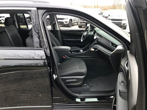 Used 2023 Jeep Grand Cherokee Laredo image 22