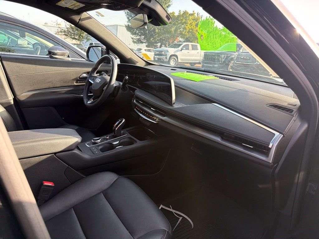 Used 2024 Cadillac XT4 Premium Luxury w/ Cold Weather Package AWD/4WD image 5