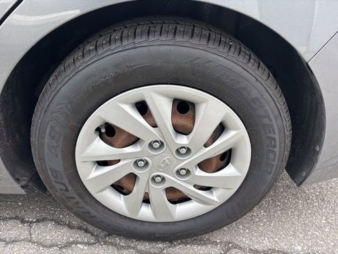 Used 2018 Hyundai Elantra SE image 14