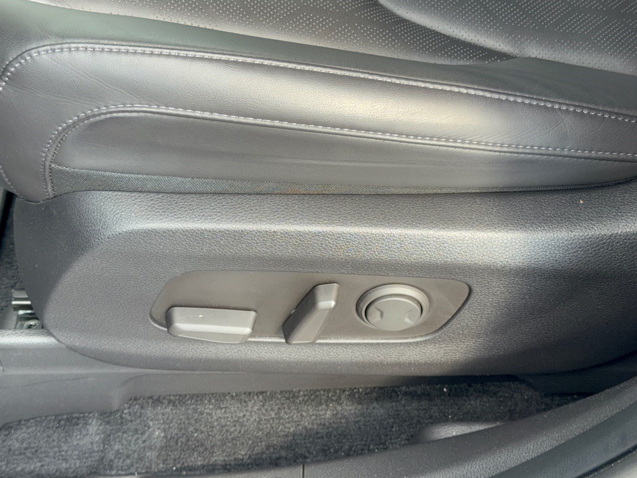 Used 2024 Kia Carnival LX FWD image 16