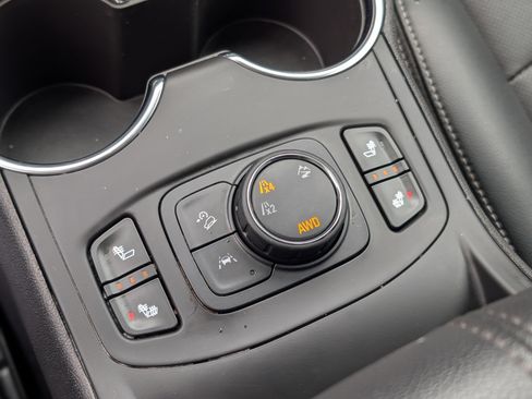 Used 2024 GMC Terrain SLT image 23