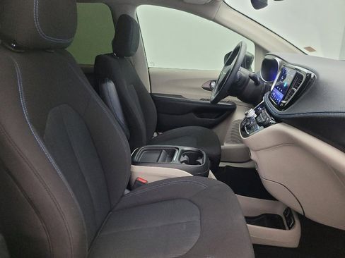 Used 2021 Chrysler Pacifica Touring FWD image 21