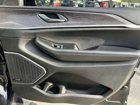 Used 2023 Jeep Grand Cherokee Limited w/ Luxury Tech Group II AWD/4WD image 9