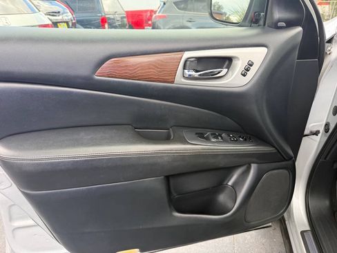 Used 2019 Nissan Pathfinder Platinum FWD image 9