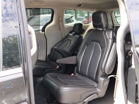 Used 2023 Chrysler Pacifica Touring-L FWD image 28