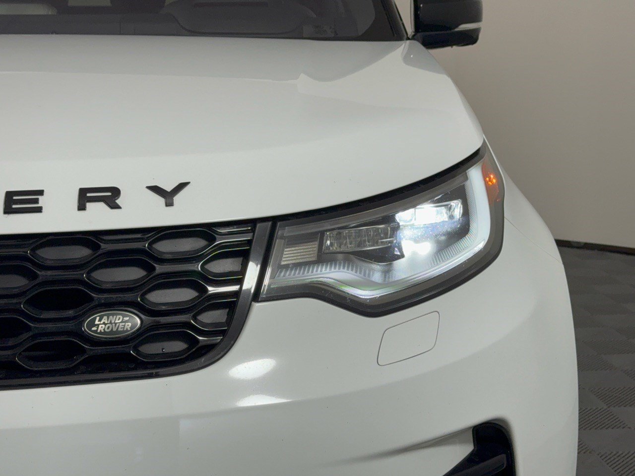 Used 2023 Land Rover Discovery Metropolitan Edition AWD/4WD image 12