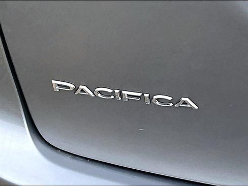 Used 2018 Chrysler Pacifica Touring-L FWD image 8
