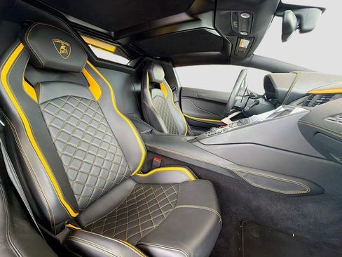 Used 2018 Lamborghini Aventador S image 15