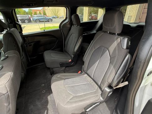 Used 2022 Chrysler Pacifica Touring FWD image 19