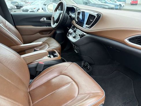 Used 2017 Chrysler Pacifica Limited w/ UConnect Theater Package FWD image 21
