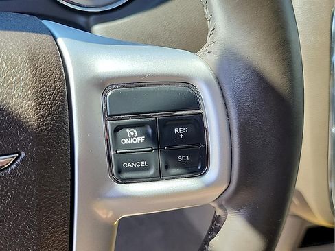 Used 2015 Chrysler Town & Country Touring w/ Driver Convenience Group FWD image 20