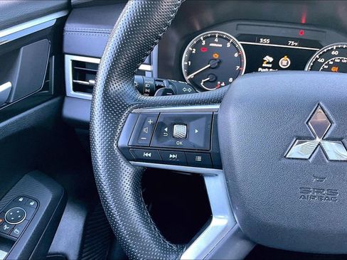 Used 2024 Mitsubishi Outlander SE Black Edition image 11