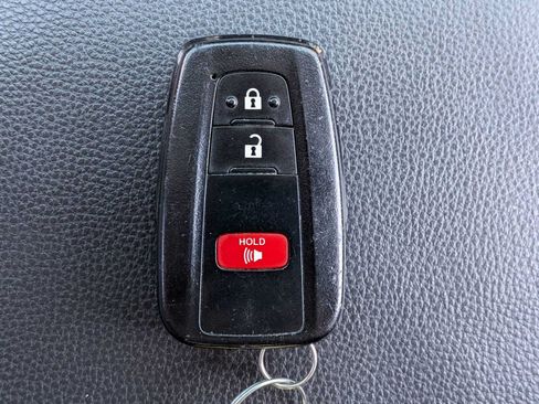 Used 2020 Toyota RAV4 XLE AWD/4WD image 32