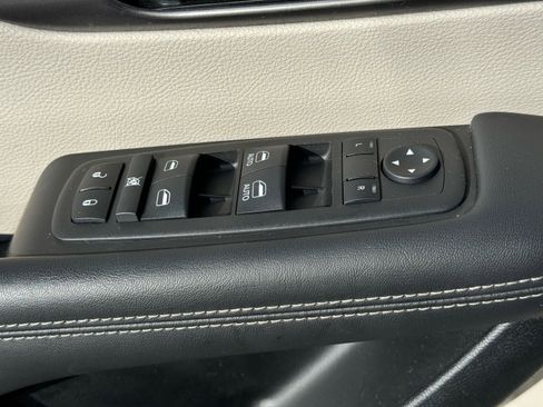 Used 2024 Chrysler Pacifica Touring-L image 22