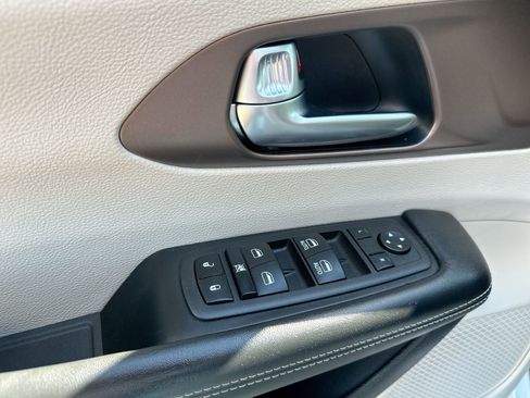Used 2023 Chrysler Voyager LX image 13