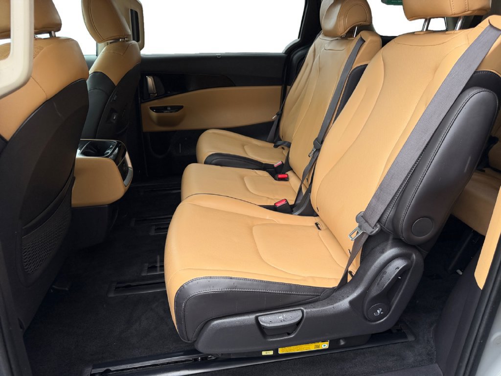 Used 2024 Kia Carnival EX FWD image 12