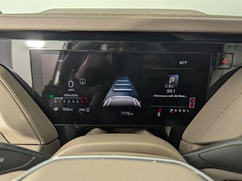 Used 2025 GMC Yukon Denali w/ Sun & Power Step Package image 12