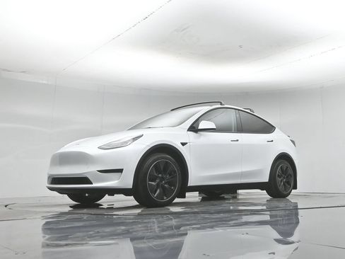 Used 2023 Tesla Model Y Long Range AWD/4WD image 41