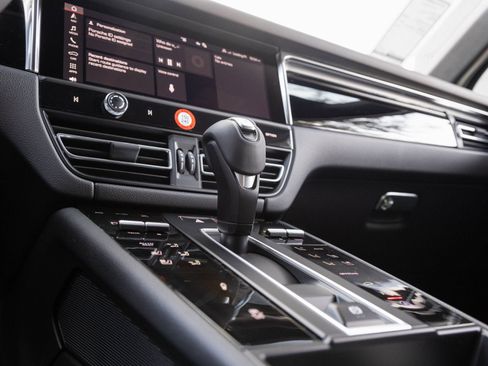 Certified 2026 Porsche Macan AWD/4WD image 27