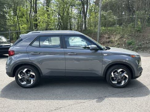 Used 2021 Hyundai Venue SEL w/ Premium Package FWD image 3