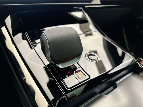 Used 2025 Land Rover Range Rover Sport Dynamic SE image 11