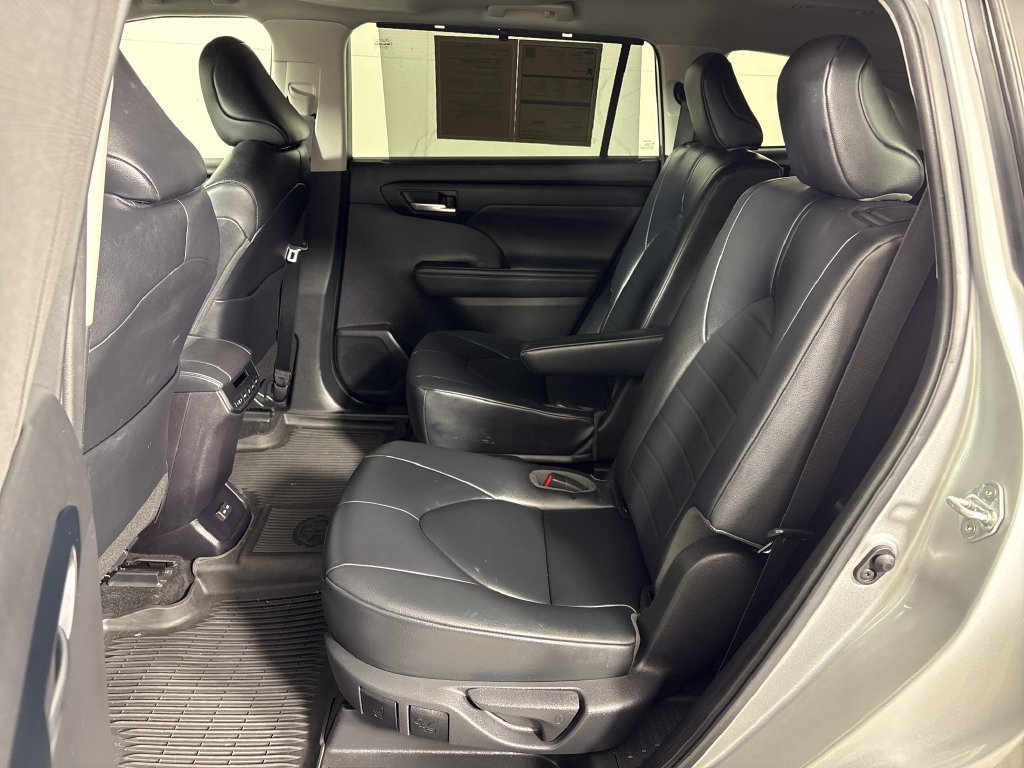 Used 2023 Toyota Highlander XLE FWD image 29