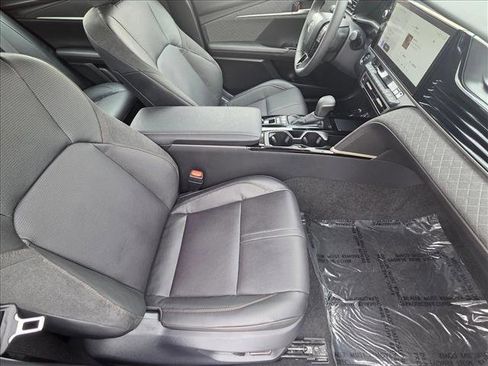 Used 2025 Toyota Camry XLE image 19