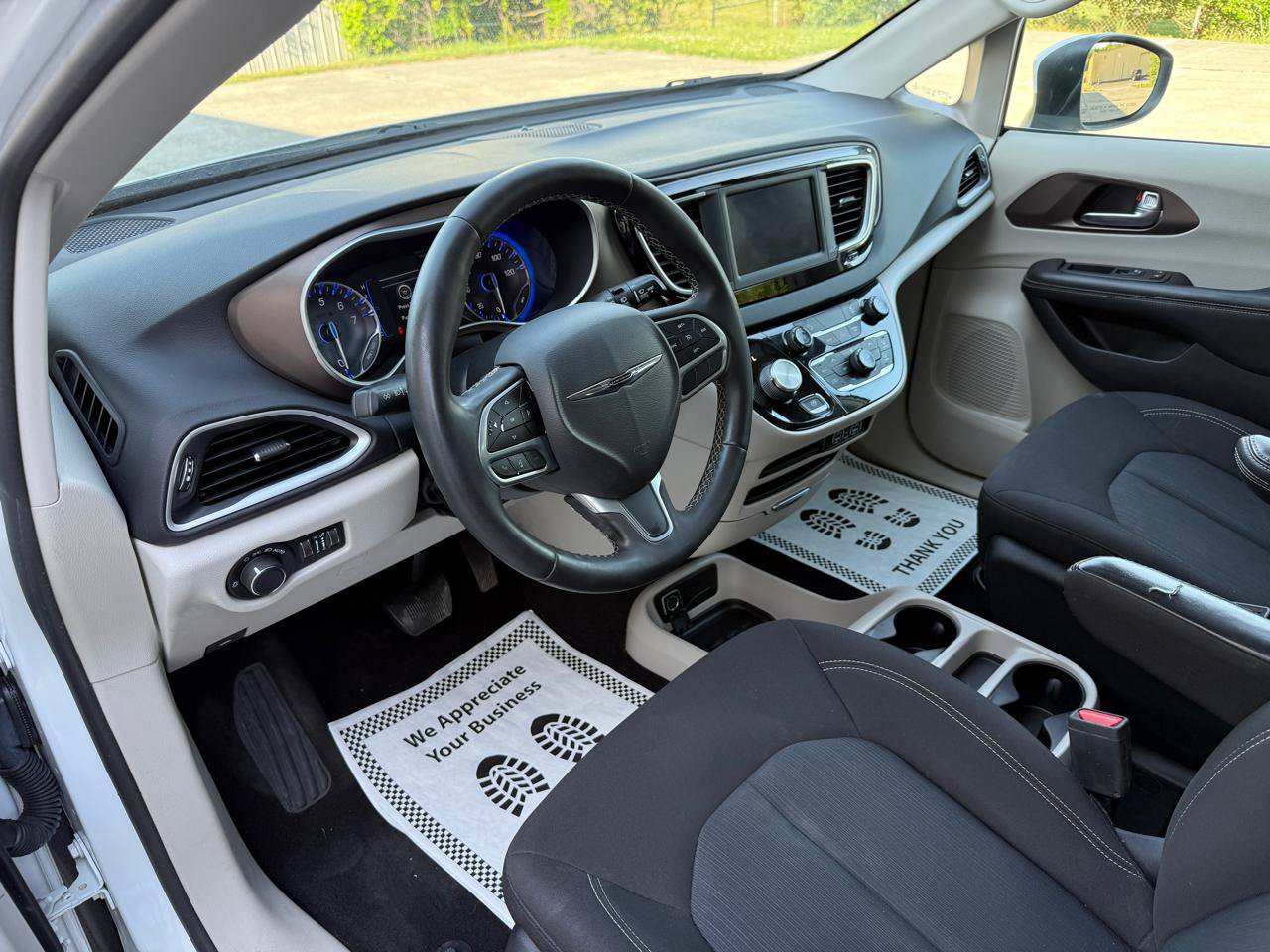 Used 2022 Chrysler Voyager LX FWD image 19