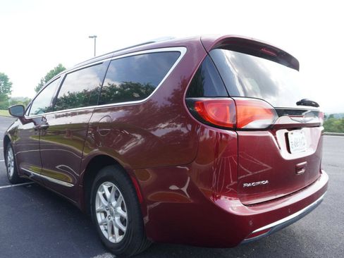 Used 2020 Chrysler Pacifica Touring-L FWD image 5