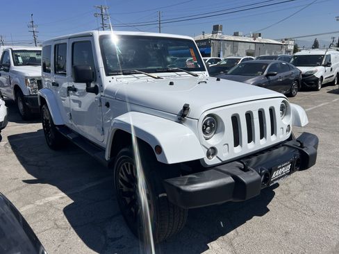 Used 2014 Jeep Wrangler Unlimited Sahara w/ Dual Top Group AWD/4WD image 7