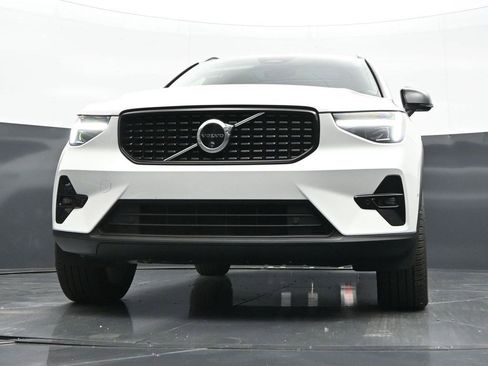 Used 2025 Volvo XC40 B5 Plus AWD/4WD image 33