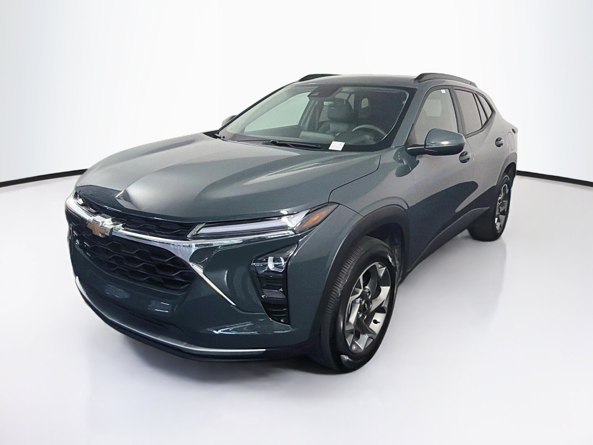 Used 2025 Chevrolet Trax LT FWD image 3