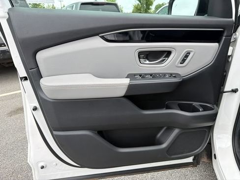 Used 2025 Honda Pilot EX-L image 10