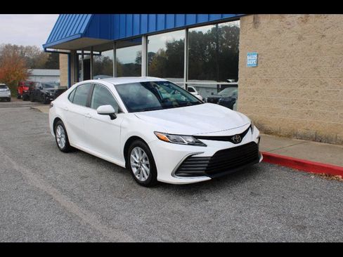 Used 2021 Toyota Camry LE image 1