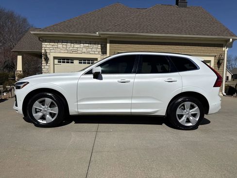 Used 2022 Volvo XC60 B5 Momentum image 2