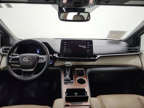 Certified 2022 Toyota Sienna XLE image 40