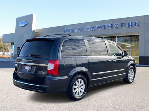 Used 2014 Chrysler Town & Country Touring image 6
