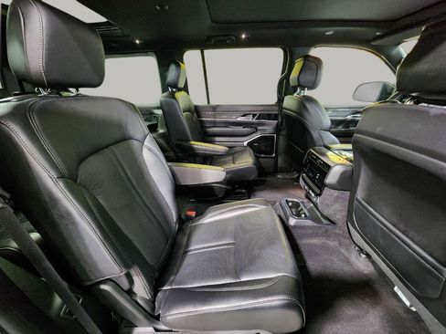Used 2022 Jeep Wagoneer Series III w/ Premium Group I AWD/4WD image 37